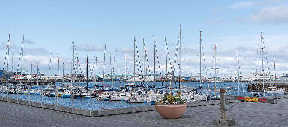 Ein Bild des Hafens von Reykjavik mit Schiffen.