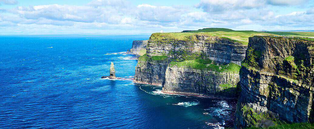Ein Bild der Steilküste Irlands mit Blick auf das Meer.