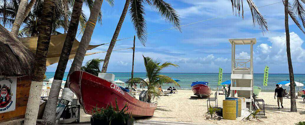 Ein Bild von einem Traumstrand mit weißem Sand, Palmen und einem wunderschönen Meer in Playa del Carmen, Mexiko.