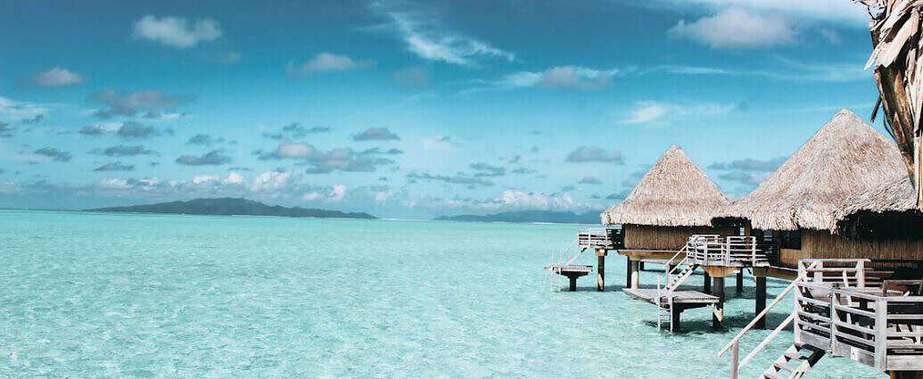 Ein Bild von einem traumhaften Meer mit Häusern auf dem Wasser auf Bora Bora.