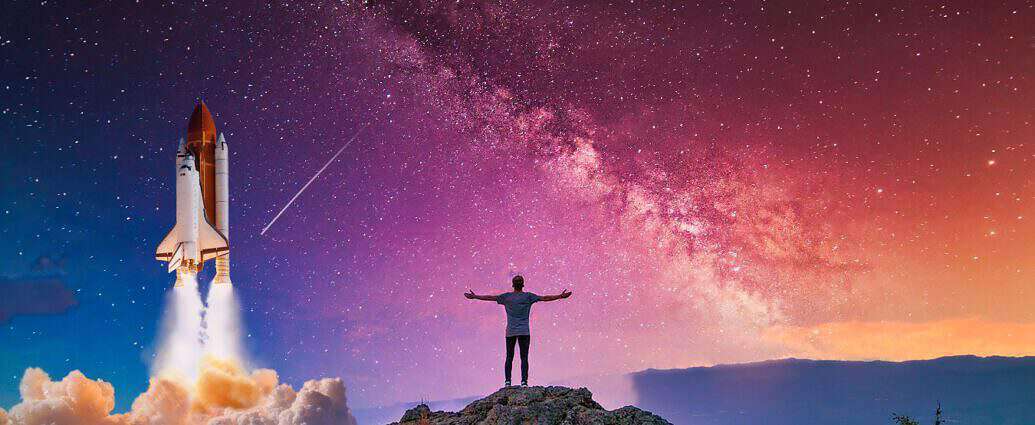 Ein Mann steht auf einem Berg im Sternenhimmel und vor ihm startet ein Spaceshuttle.