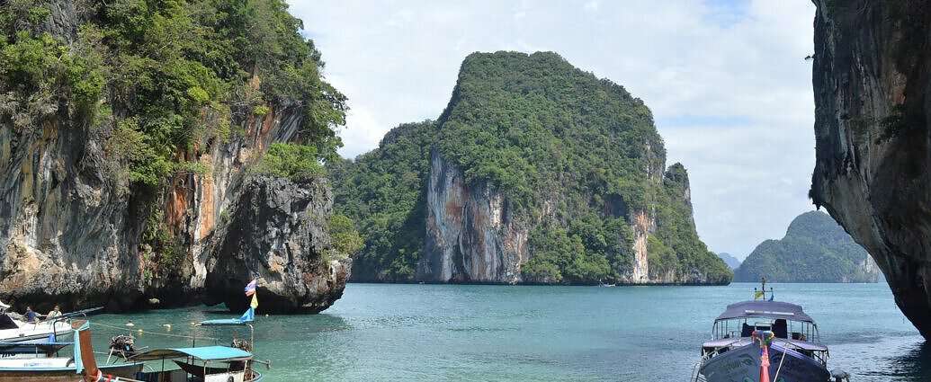 Ein Bild von Maya Bay auf den Phi Phi Islands in Thailand: schöner Strand und Meer.