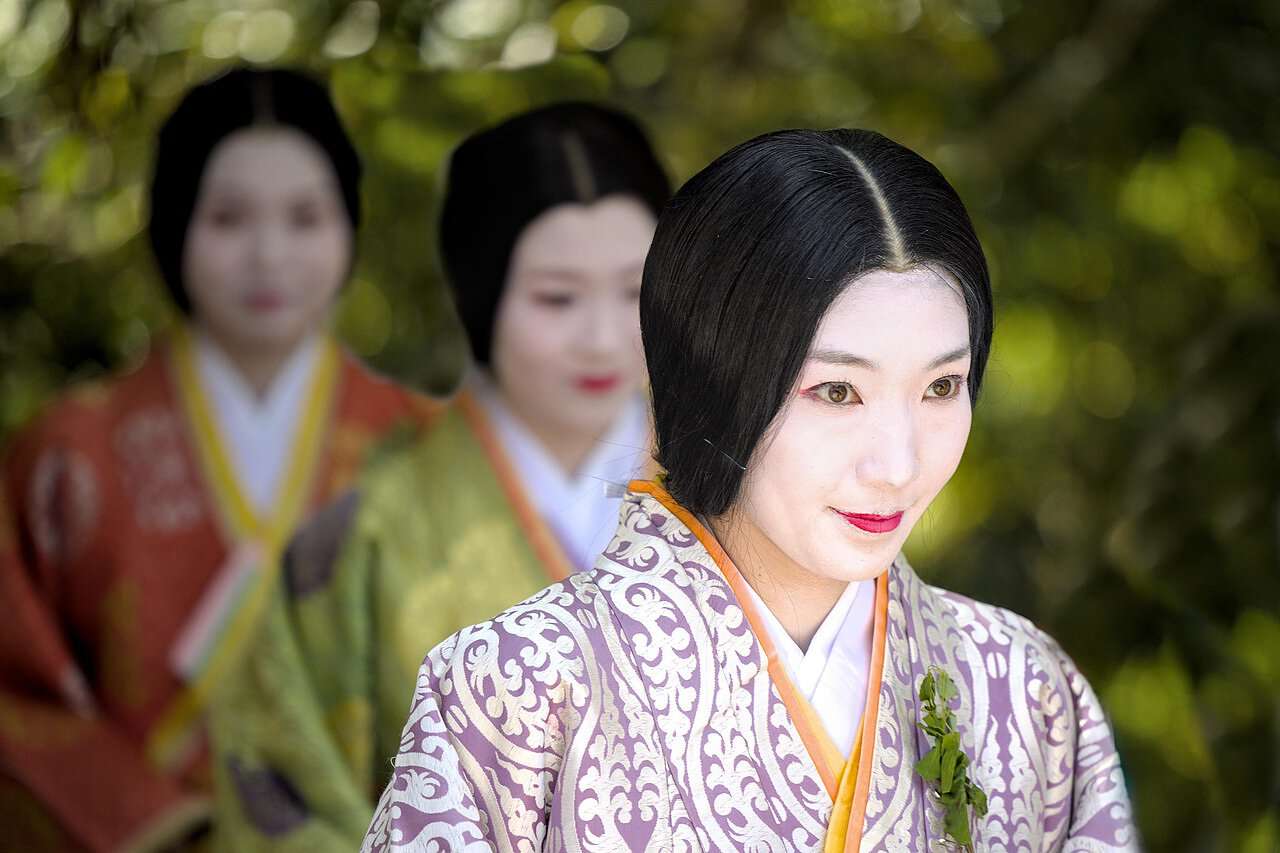 Ein Bild von japanischen Frauen in ihrer traditionellen Tracht bei einer Zeremonie.