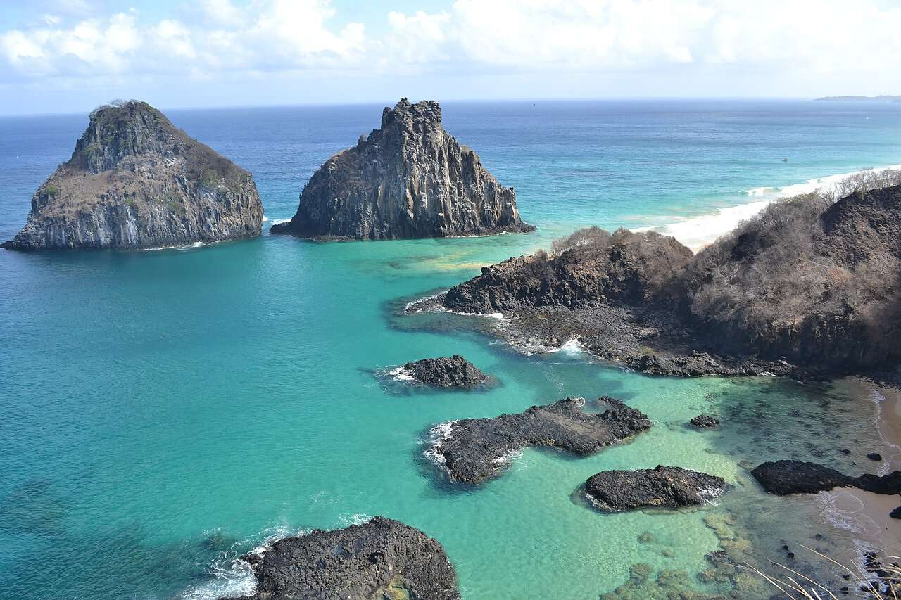 Ein Bild von der Baia do Sancho auf Fernando de Noronha in Brasilien.