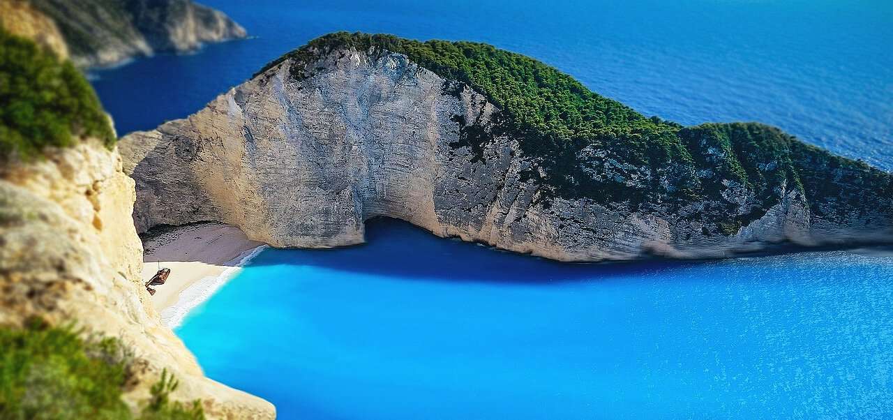 Ein schönes Bild vom Navagio-Strand auf Zakynthos in Griechenland mit Strand und Meer.