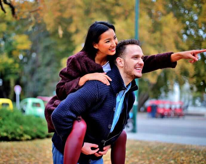 Ein Paar spielt verliebt im Park.