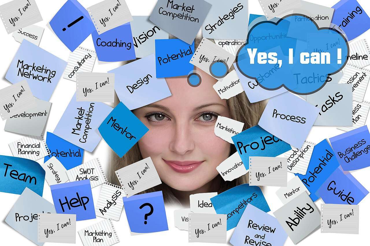 Ein Bild von einem Frauen-Gesicht, umgeben von Zetteln mit Aufschriften, die zeigen, wie man im Leben weiterkommt.