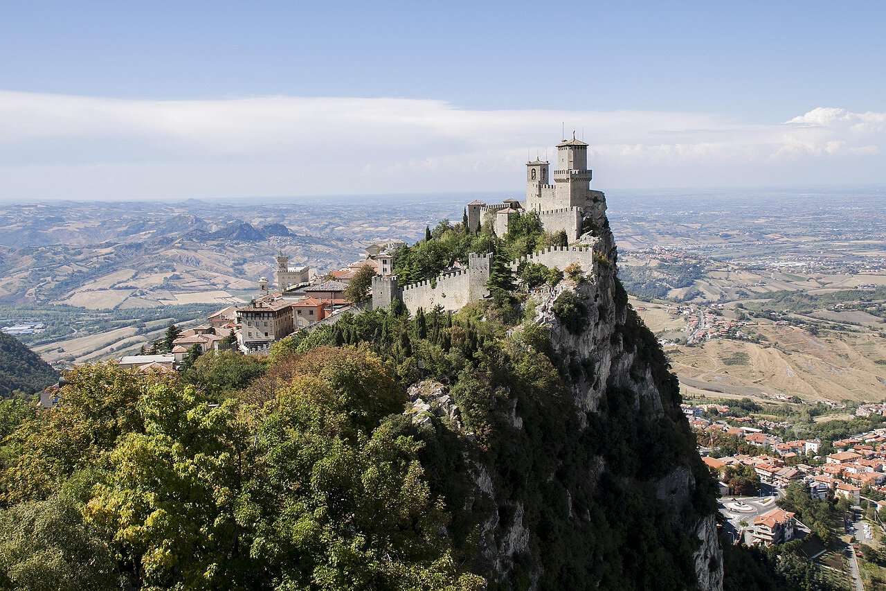 Ein Bild von San Marino – Festung der Freiheit und eine sagenhaft schöne Landschaft.