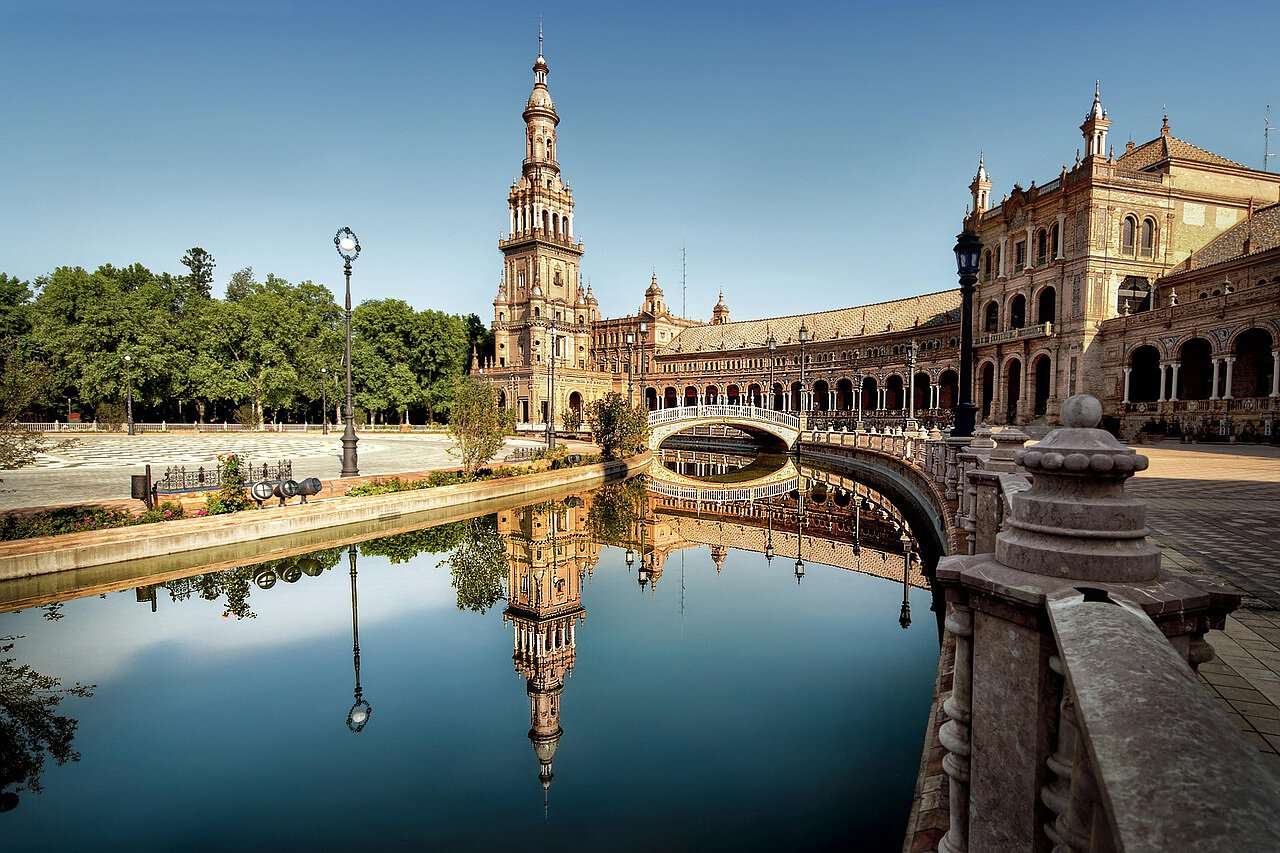 Ein Stadtbild von Sevilla mit historischen Gebäuten.