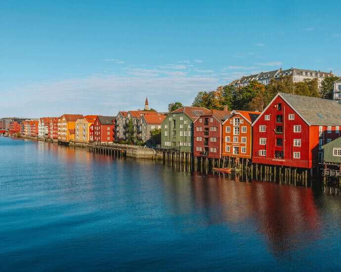Ein Bild von den bunten Holzhäusern von Bergen, davor das Meer.
