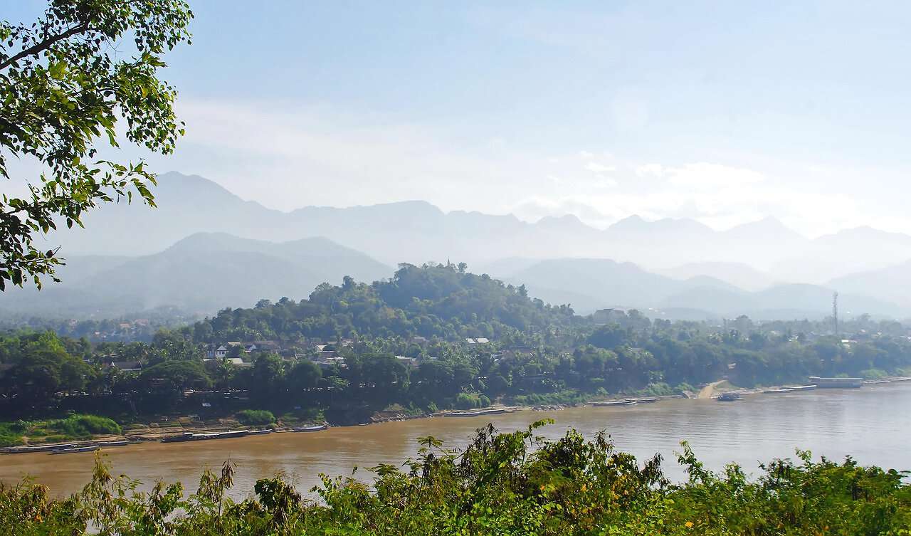 Ein Bild von Laos in Luang Prabang: der Fluss und die Dschungellandschaft.