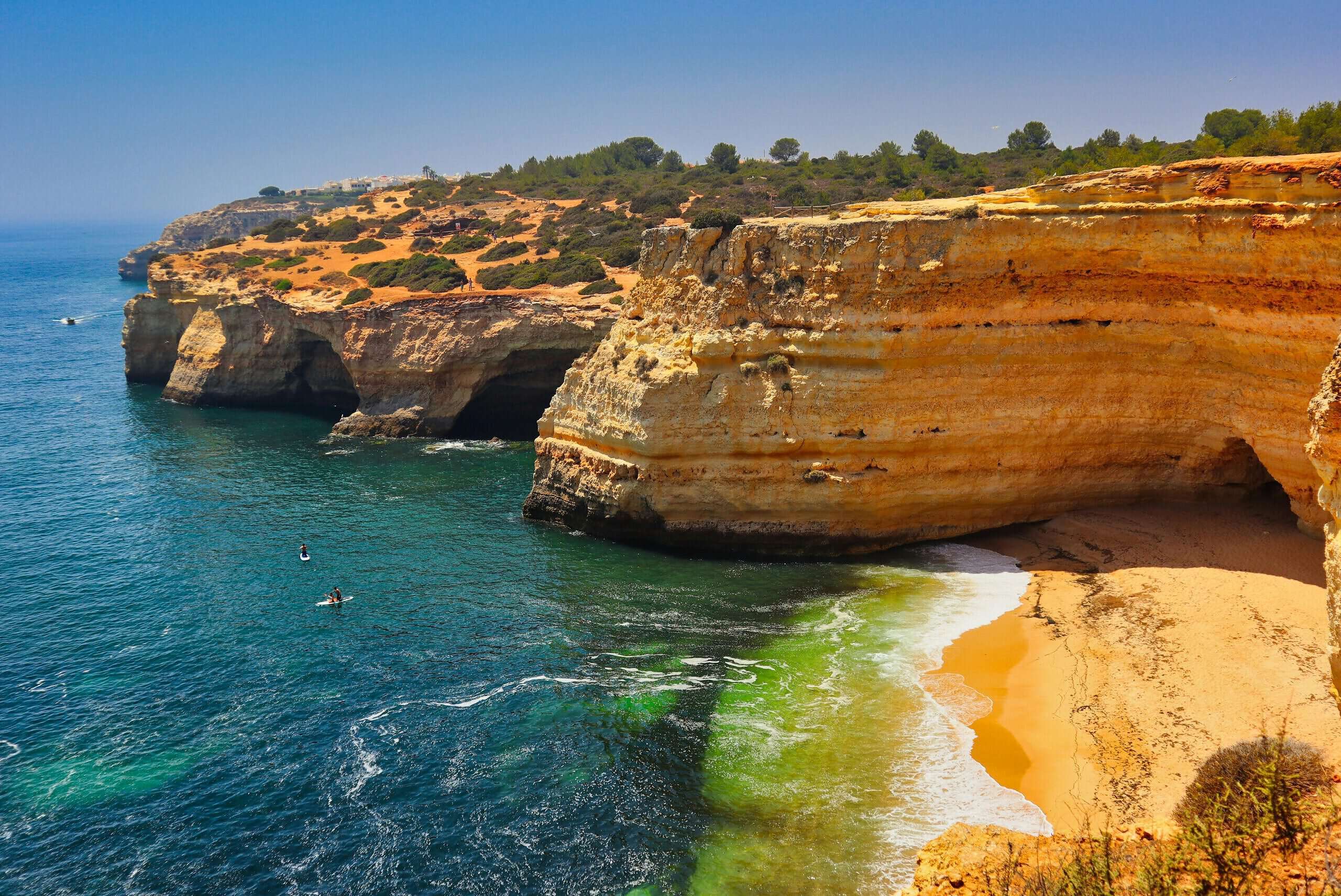 Ein Bild von den Klippen von Praia da Marinha in Portugal.