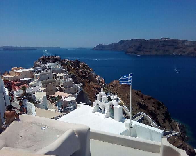 Ein Bild von Santorini mit seinen schönen weißen Häusern und Blick auf das Meer.