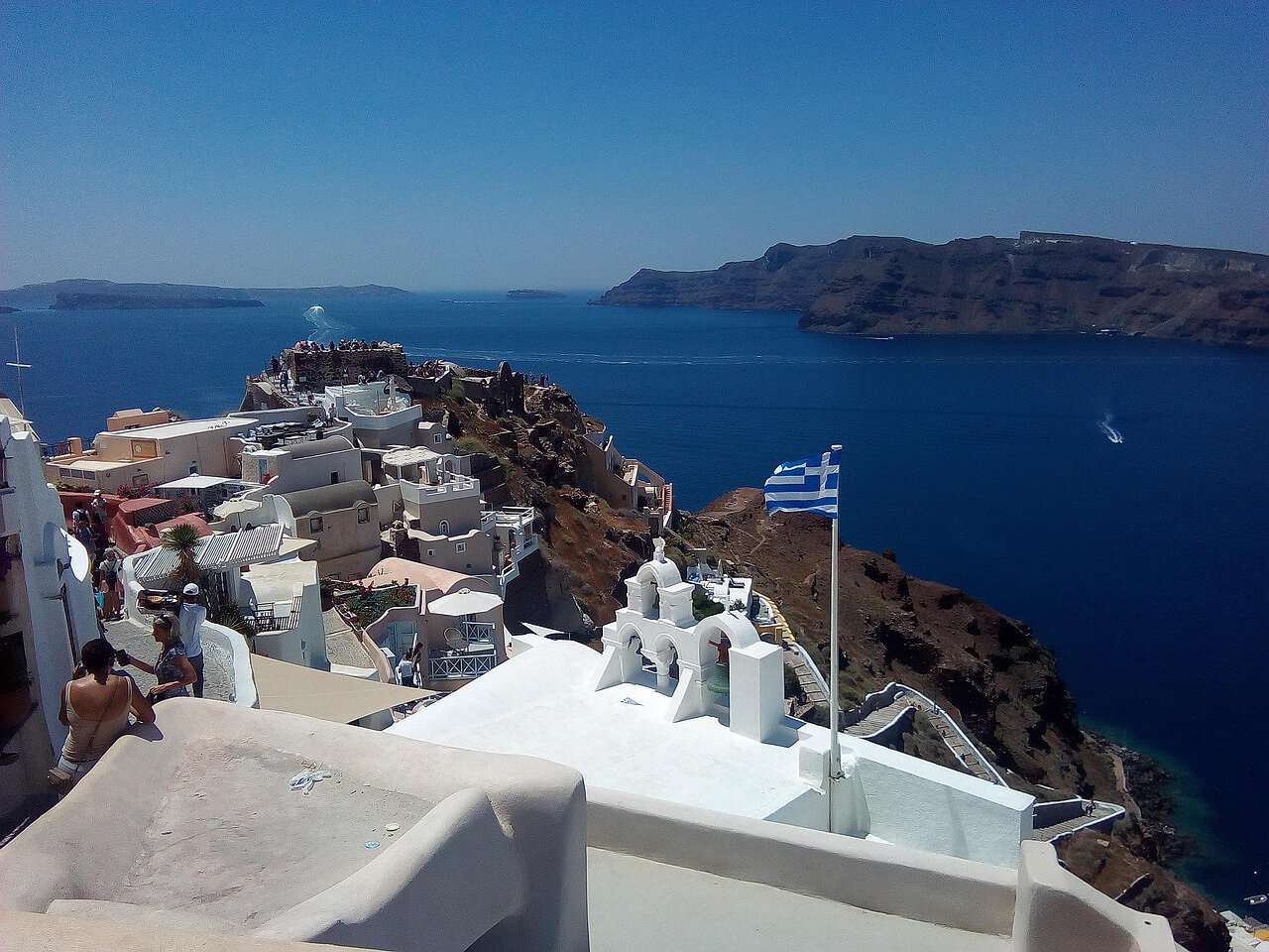 Ein Bild von Santorini mit seinen schönen weißen Häusern und Blick auf das Meer.