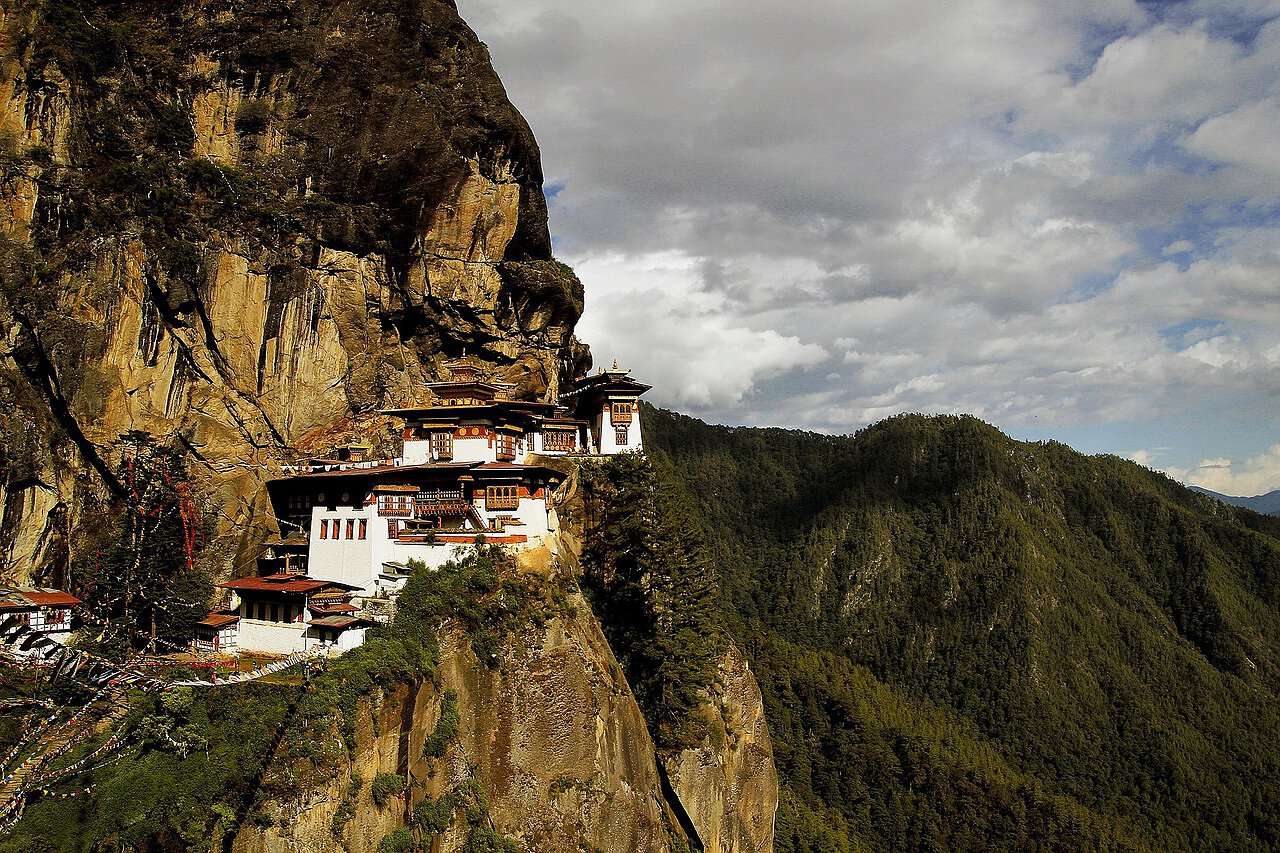 Ein Bild von Bhutan das dass berühmteTigernest Kloster zeigt.