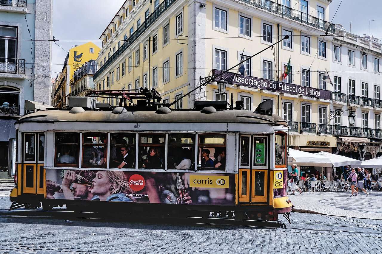 Ein Bild von Portugal Lissabon mit den Stadtbild und der alten Tram.