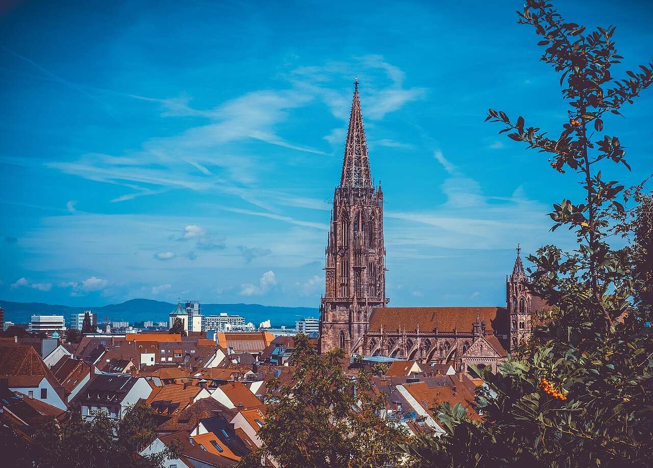 Ein Stadtbild, das über den Dächern von Freiburg im Breisgau thront.