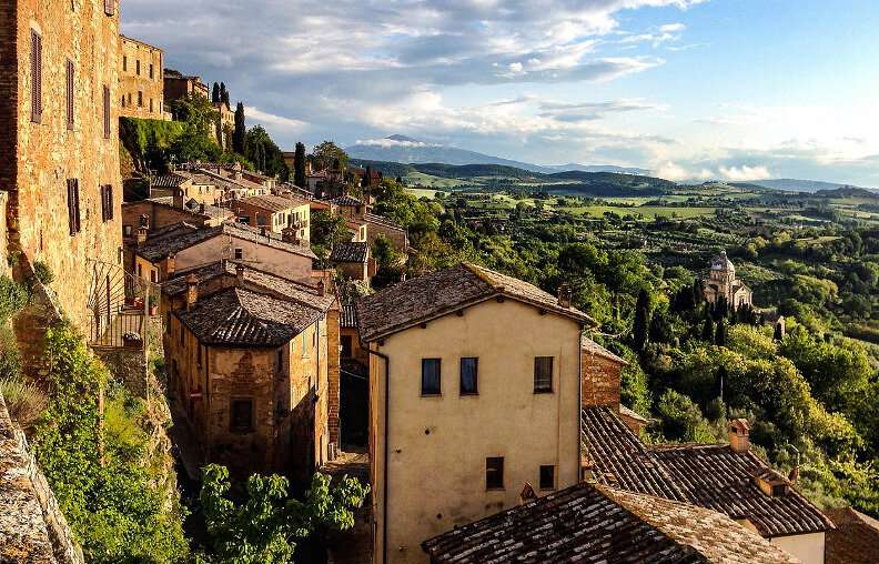 Ein Bild von den Hügeln der Toskana mit ihren alten Häusern und der wunderschönen Landschaft.