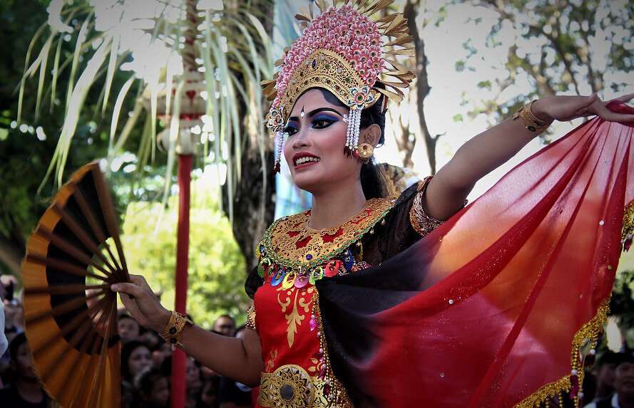 Ein Bild von einer balinesischen Tänzerin in traditioneller Kleidung.
